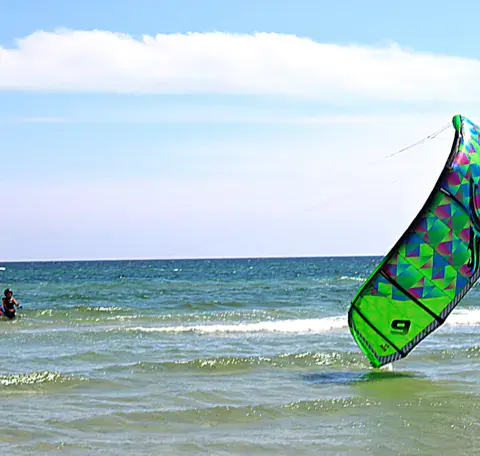 Aile de kitesurf au bord de l'eau pendant un cours