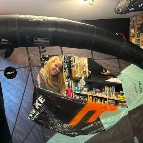 Intérieur du magasin avec des ailes de kite et de wing