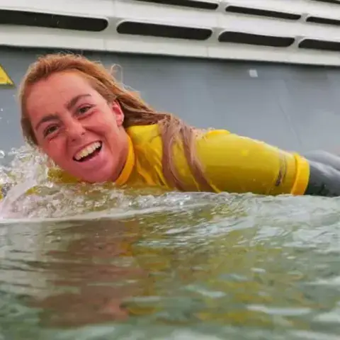 Surfeuse allongée sur sa planche dans le bassin