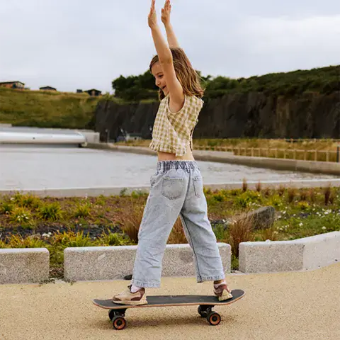 Personne en surfskate au bord du bassin