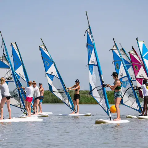 Cours de windsurf en groupe sur l'eau peu profonde