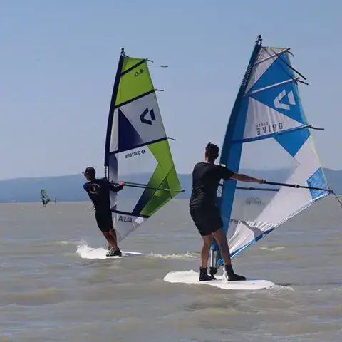 Deux windsurfeurs pendant un cours