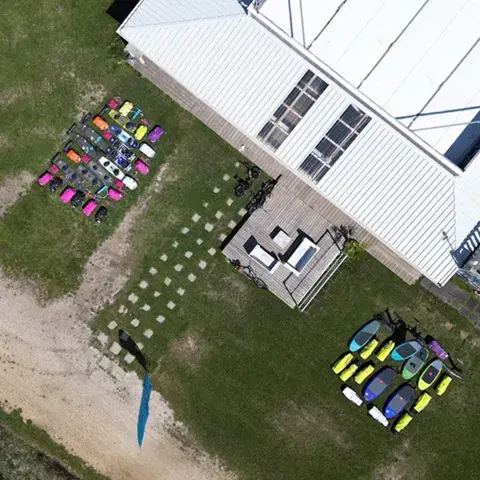 Vue aérienne du centre d'essai avec ses kites alignés sur la pelouse