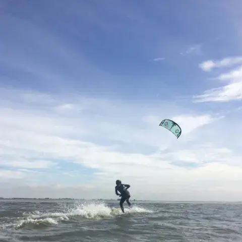 Kitesurfeur dans les vagues