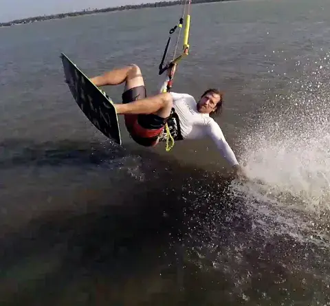 Kitesurfeur qui glisse dans les éclaboussures