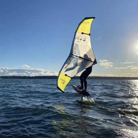 Aile de wingfoil au-dessus de l'eau