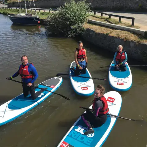 Groupe de paddle sur une rivière calme