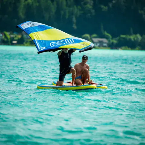 Cours de wing foil avec un moniteur sur l'eau