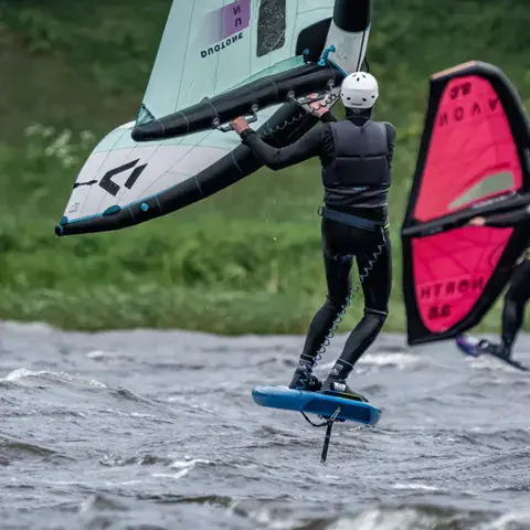 Deux wingfoilers en vol sur l'eau
