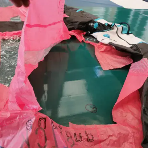 Déchirure d'un kite avant réparation