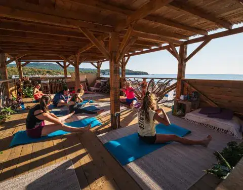 Séance de yoga sur une terrasse en bois