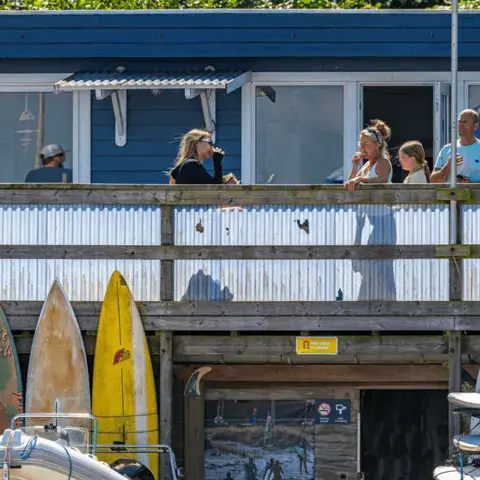 Club-house au bord de l'eau, avec des planches alignées