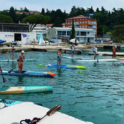 Pratiquants de paddle au départ d'une course
