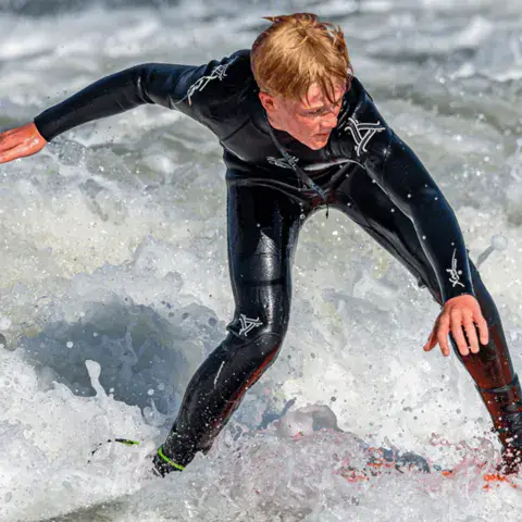 Surfeur sur une vague