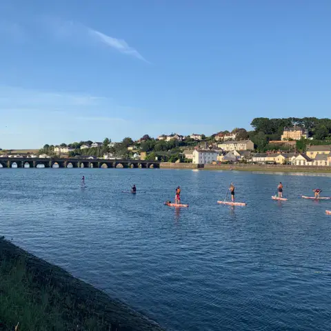 Groupe de paddle sur un estuaire