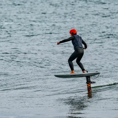 Pratiquant de foil sur l'eau