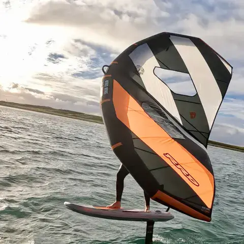 Wing foil avec aile orange et noire