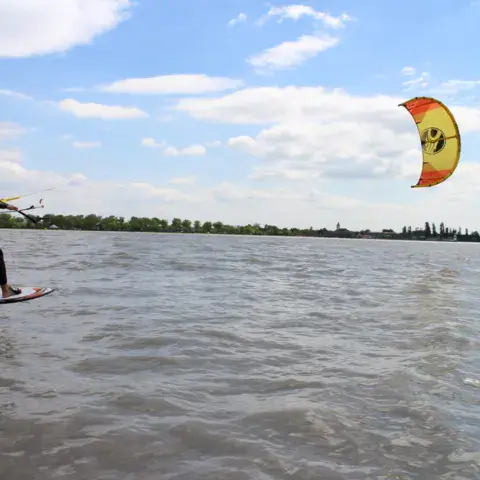 Kitefoil, la planche juste au-dessus de l'eau