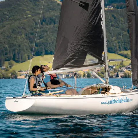 Voilier de l'école sur le lac