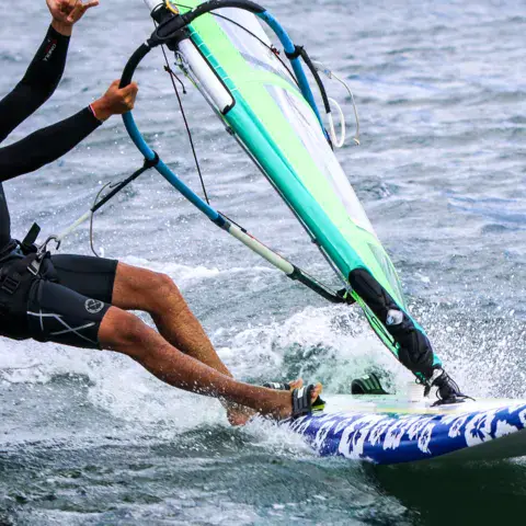 Windsurfeur en action sur l'eau