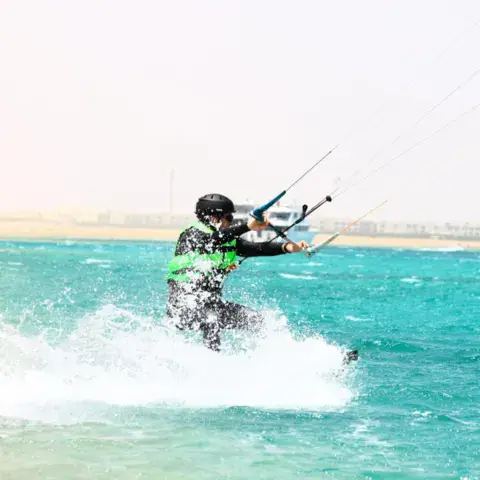 Kitesurfeur dans les éclaboussures sur une eau turquoise