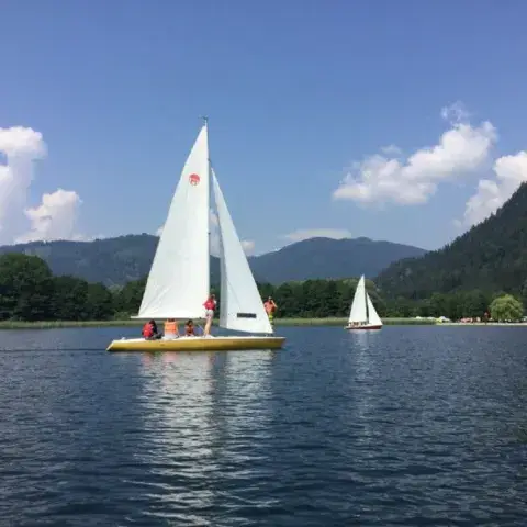 Voilier sous voiles sur le lac