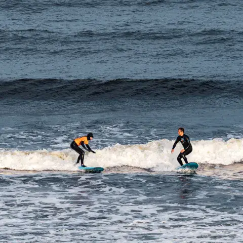 Deux surfeurs dans les vagues