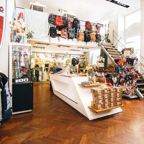 Salle du magasin avec son comptoir et son escalier