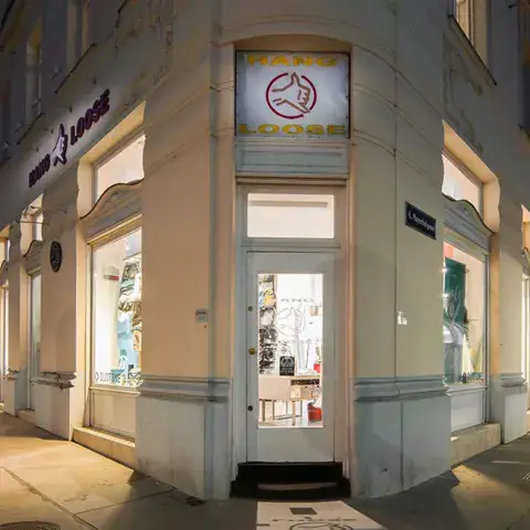 Entrée du magasin de nuit