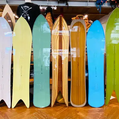 Planches colorées exposées dans le magasin