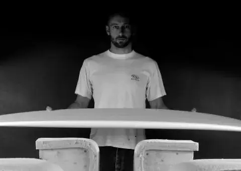 Façonneur derrière une planche sans finition dans l'atelier