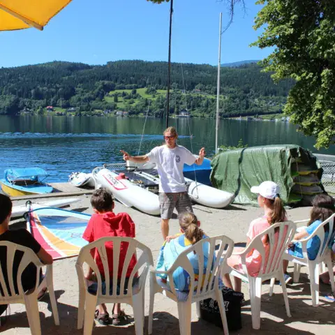 Terrasse du centre au bord de l'eau avec du matériel posé