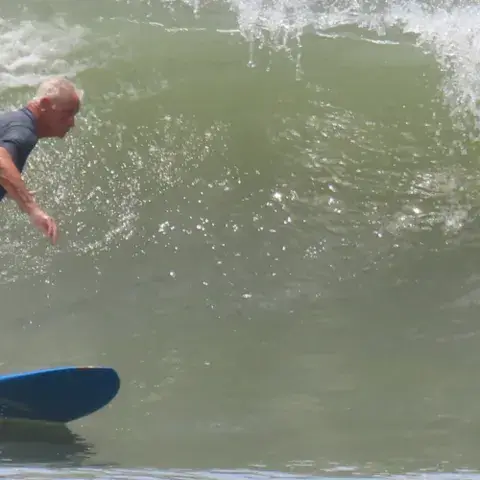 Surfeur sur une vague verte