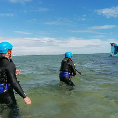 Cours de wing foil avec accompagnement depuis un bateau