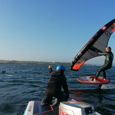 Kitesurfeur qui saute dans les vagues