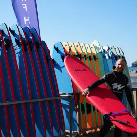 Planches de location alignées sur la plage