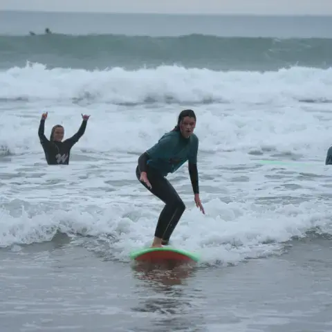 Cours de surf dans les vagues