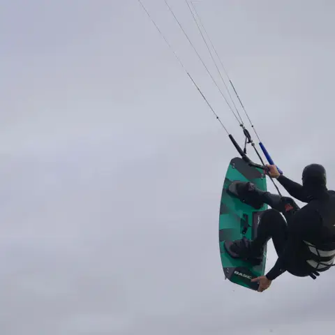 Kitesurfeur en saut