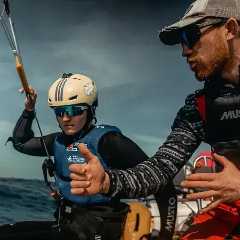 Moniteur et élève de kite avec casques et gilets
