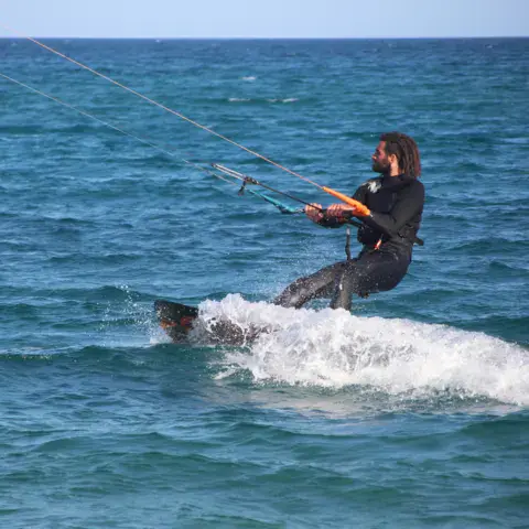 Kitesurfeur qui glisse sur l'eau