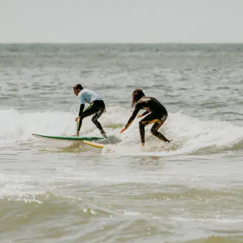 Cours particulier de surf dans les vagues
