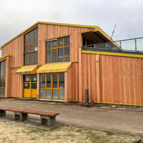 Le club-house en bois du club