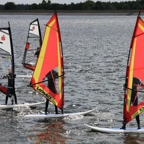Élèves de windsurf pendant un cours