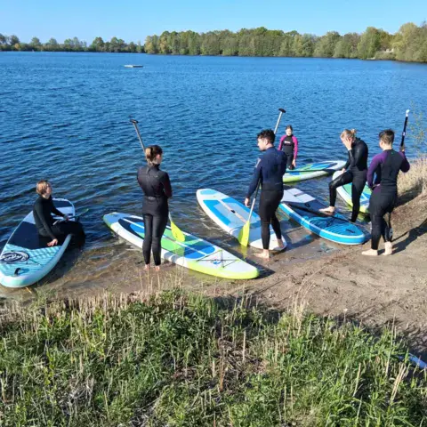 Groupe de paddle sur la rive