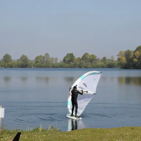 Wing foil sur le plan d'eau