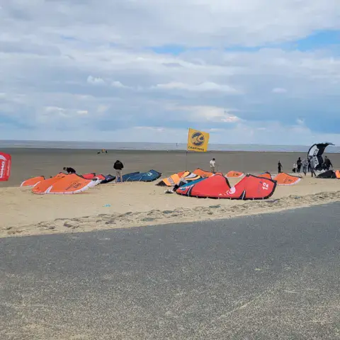 La station de la plage avec ses kites étalés