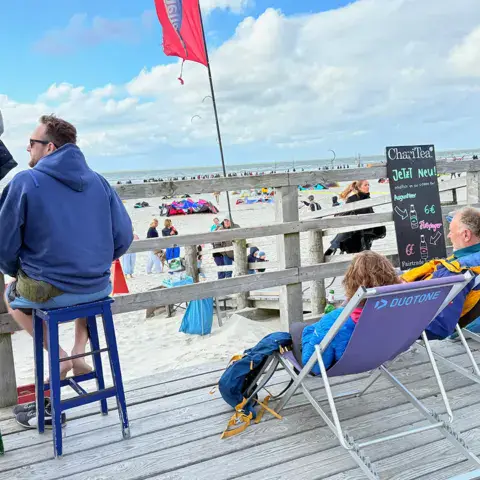 La terrasse en bois sur la plage