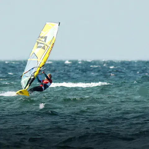 Windsurfeur dans le clapot