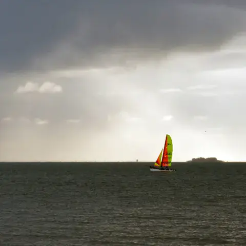 Catamaran sous un ciel d'orage