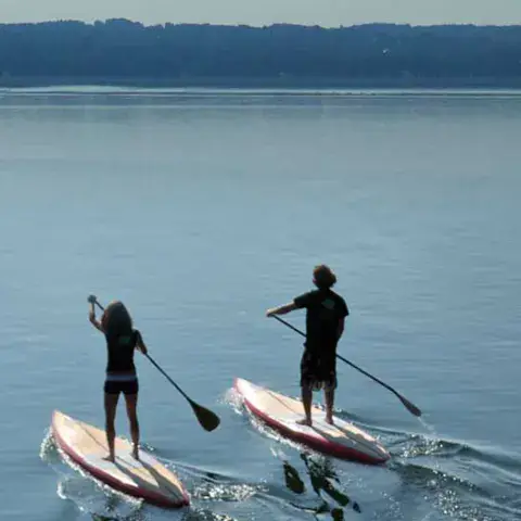 Deux paddleurs sur le lac